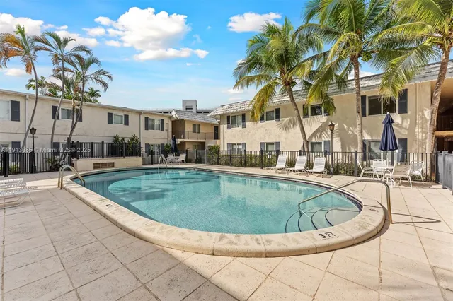 $370,000 | 8617 Southwest 68th Court, Unit 2, Pinecrest, FL 33156