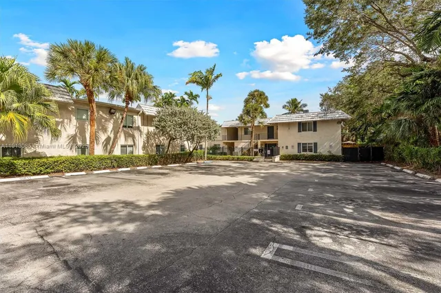 $370,000 | 8617 Southwest 68th Court, Unit 2, Pinecrest, FL 33156