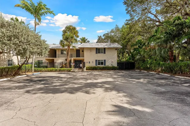 $370,000 | 8617 Southwest 68th Court, Unit 2, Pinecrest, FL 33156