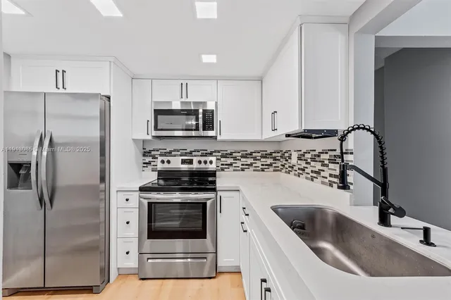 $370,000 | 8617 Southwest 68th Court, Unit 2, Pinecrest, FL 33156