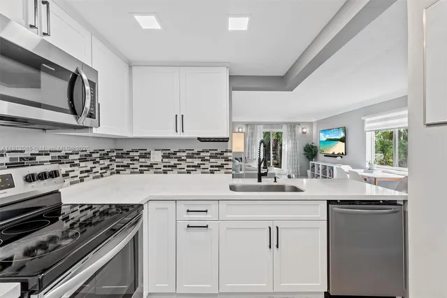 $370,000 | 8617 Southwest 68th Court, Unit 2, Pinecrest, FL 33156