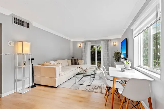 $370,000 | 8617 Southwest 68th Court, Unit 2, Pinecrest, FL 33156