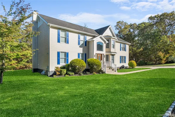 a view of a house with a yard