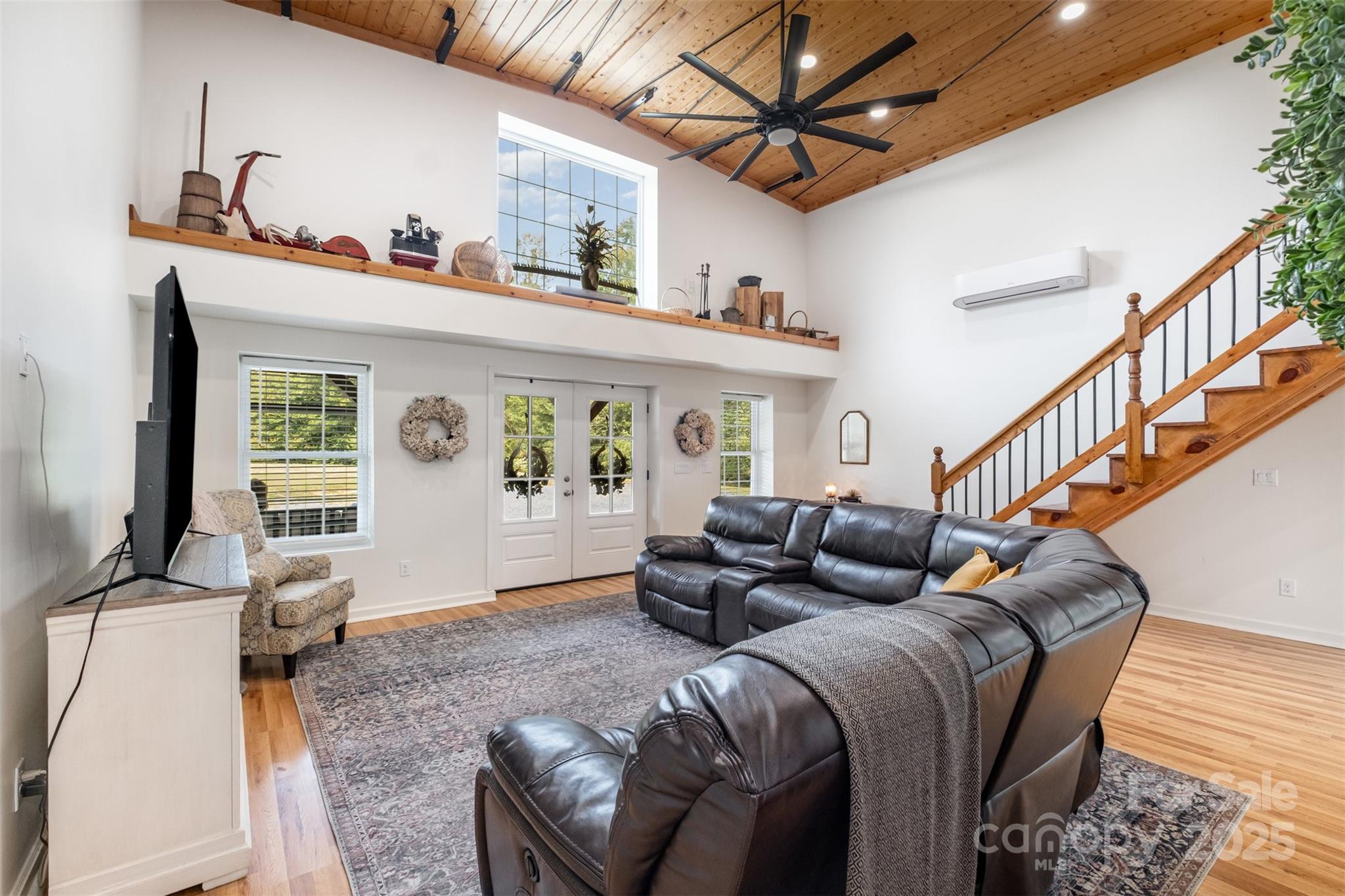 690 Hill Road Wadesboro, NC 28170 - Photo 4 of 26 a living room with furniture