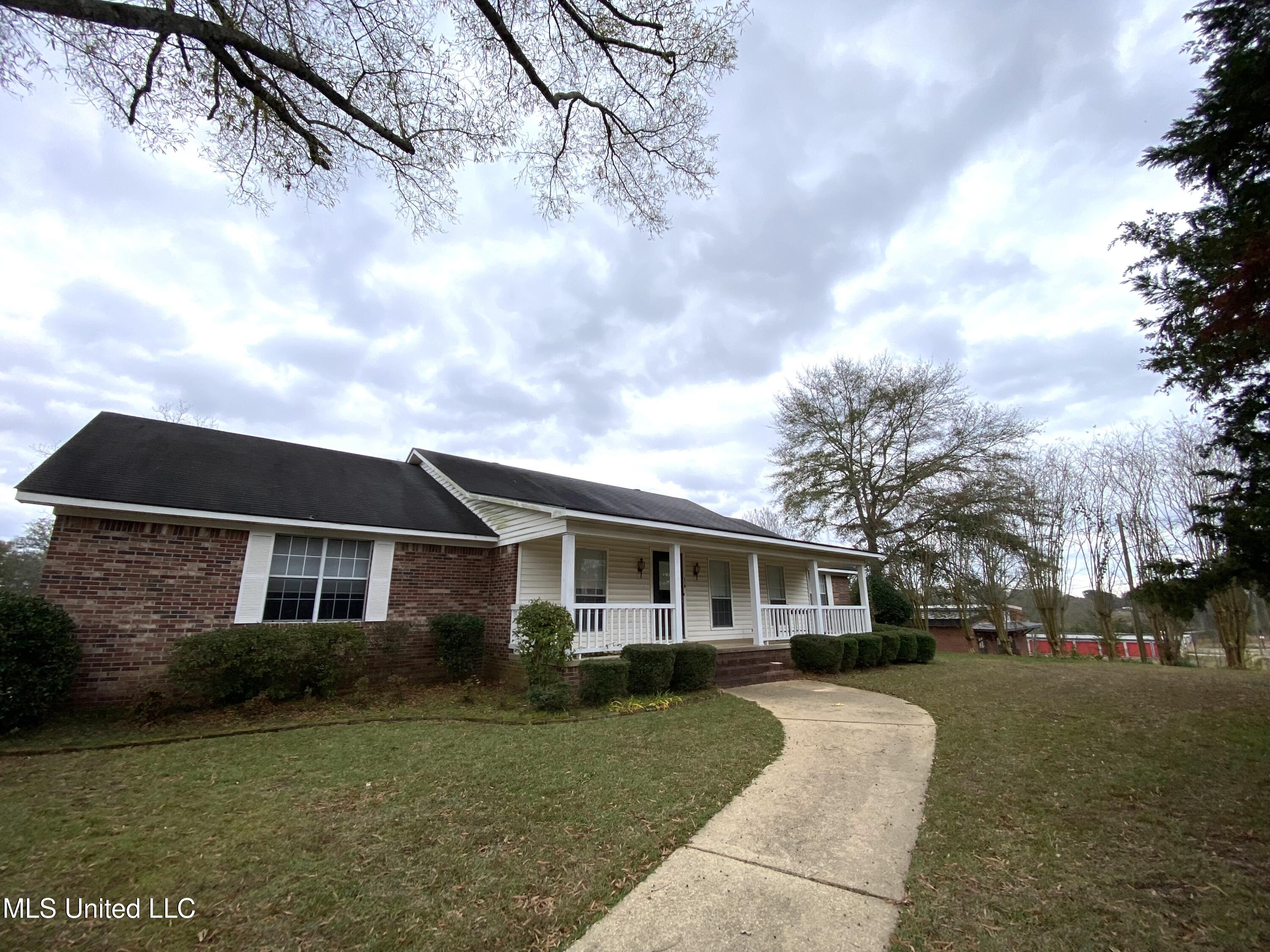 124 Main Street Sebastopol, MS 39189 - Photo 3 of 13 IMG_3144
