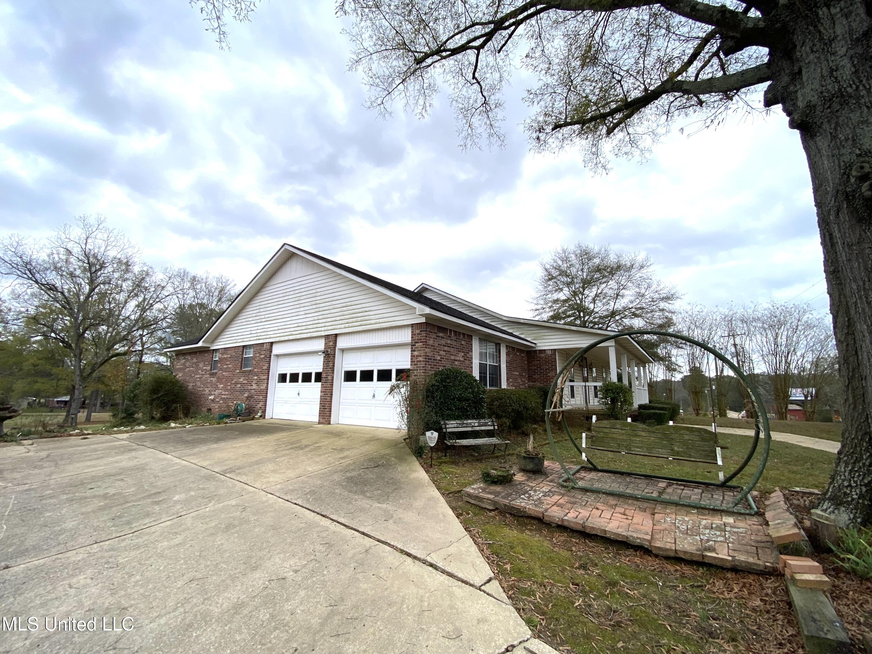 124 Main Street Sebastopol, MS 39189 - Photo 4 of 13 IMG_3143