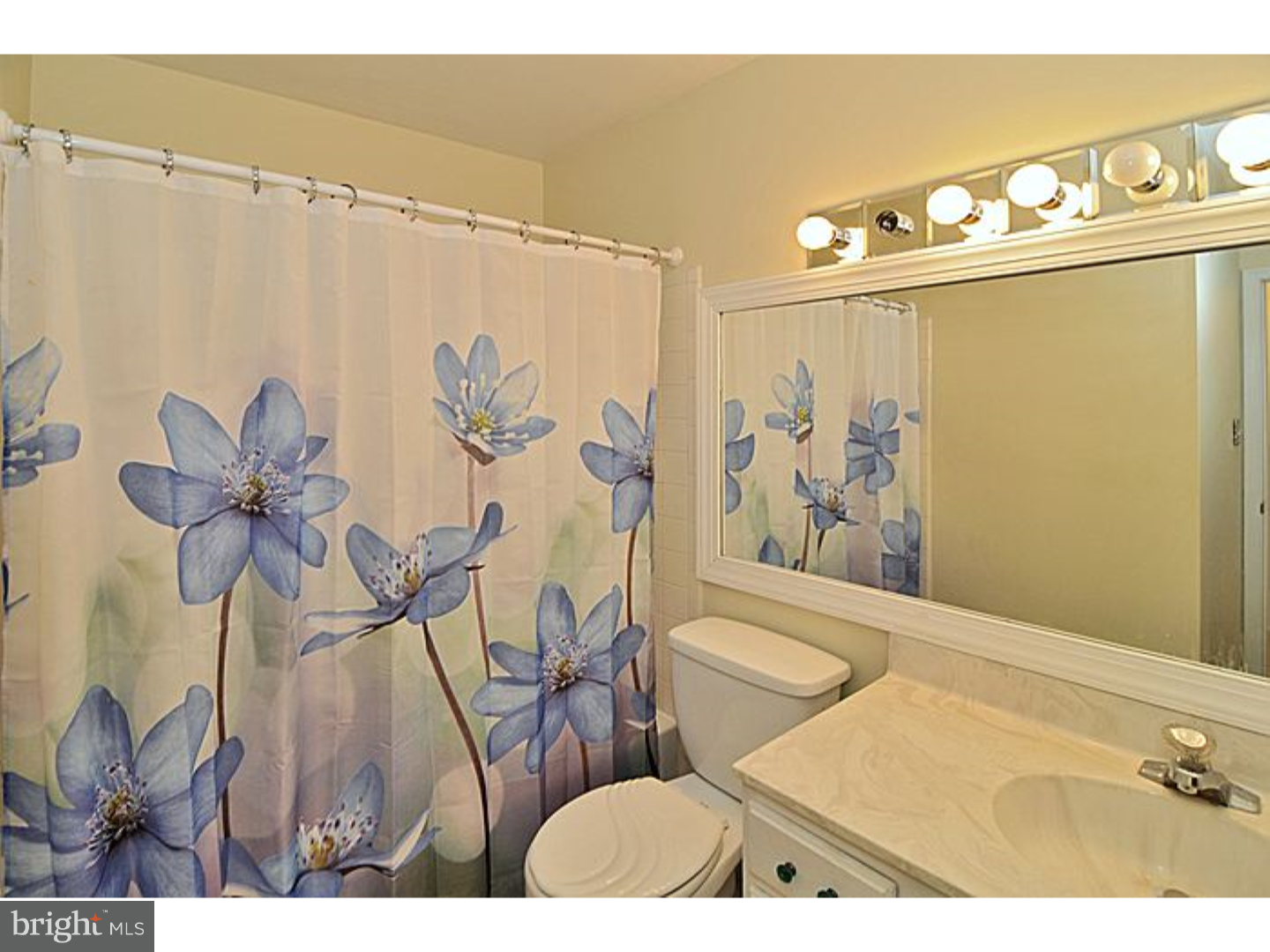 1377 Bartlett Road Wayne, PA 19087 - Photo 6 of 24 Hallway