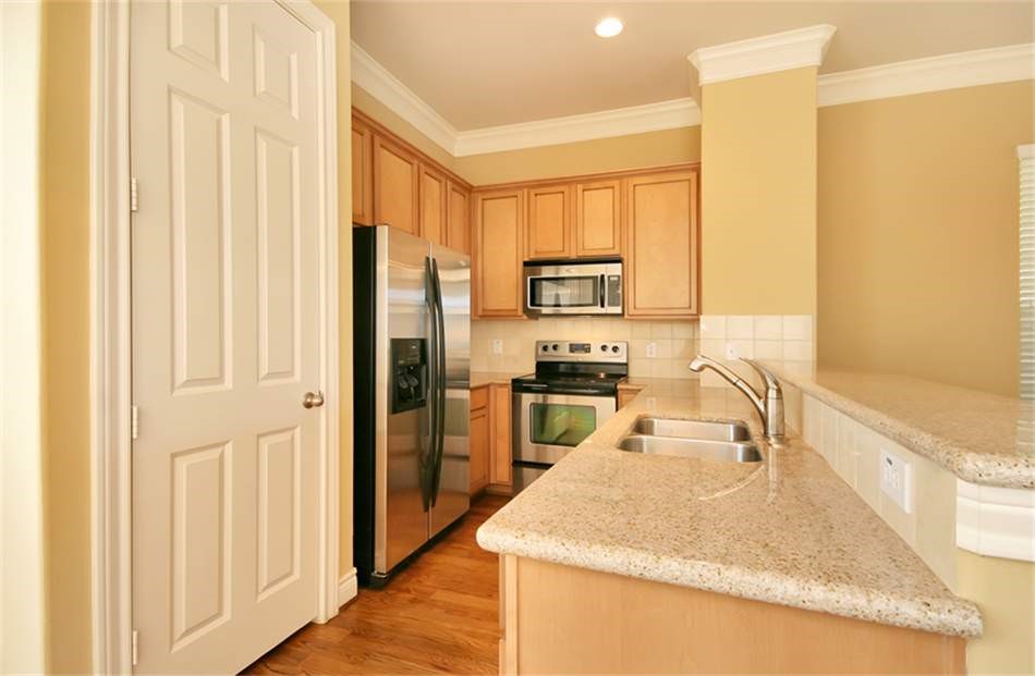 1717 Spring Street Houston, TX 77007 - Photo 5 of 13 Spacious kitchen.