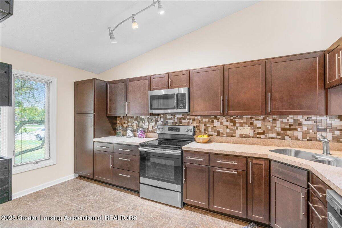 6923 Spring Tree Lane, Unit 143 Lansing, MI 48917 - Photo 10 of 49 Kitchen