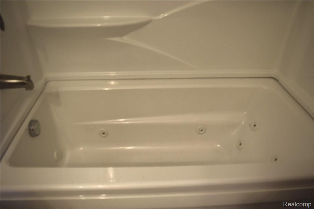 18115 15 Mile Road Clinton Township, MI 48035 - Photo 13 of 21 15 Mile Bath Jet Tub.jpg