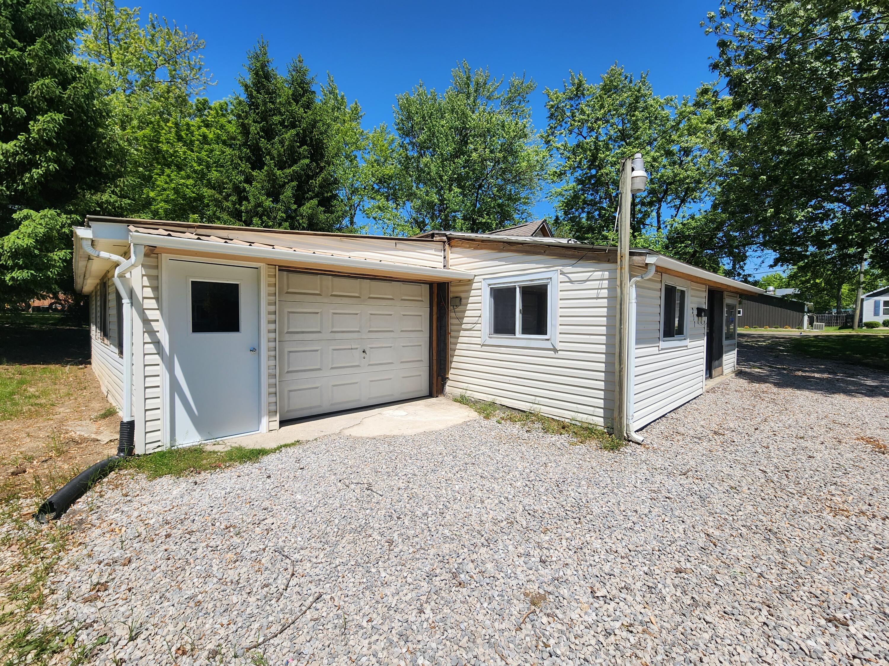 257 London Road Delaware, OH 43015 - Photo 3 of 26 1+ car extra deep tandem garage