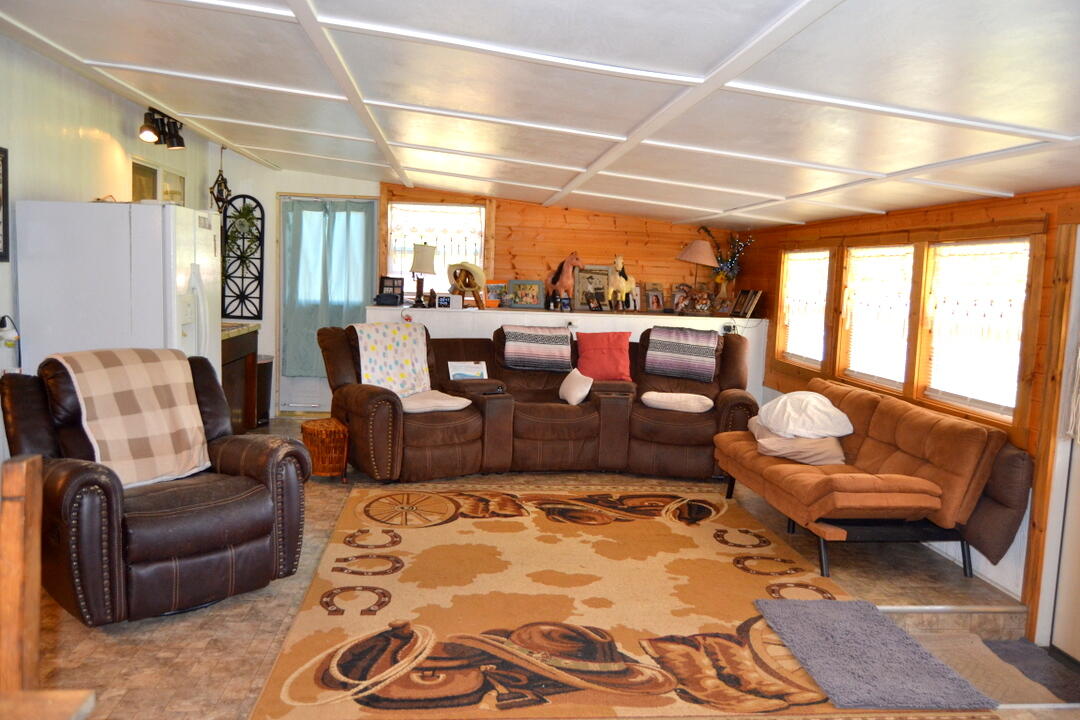 2821 South River Road Grants Pass, OR 97527 - Photo 14 of 51 Additional family room 1