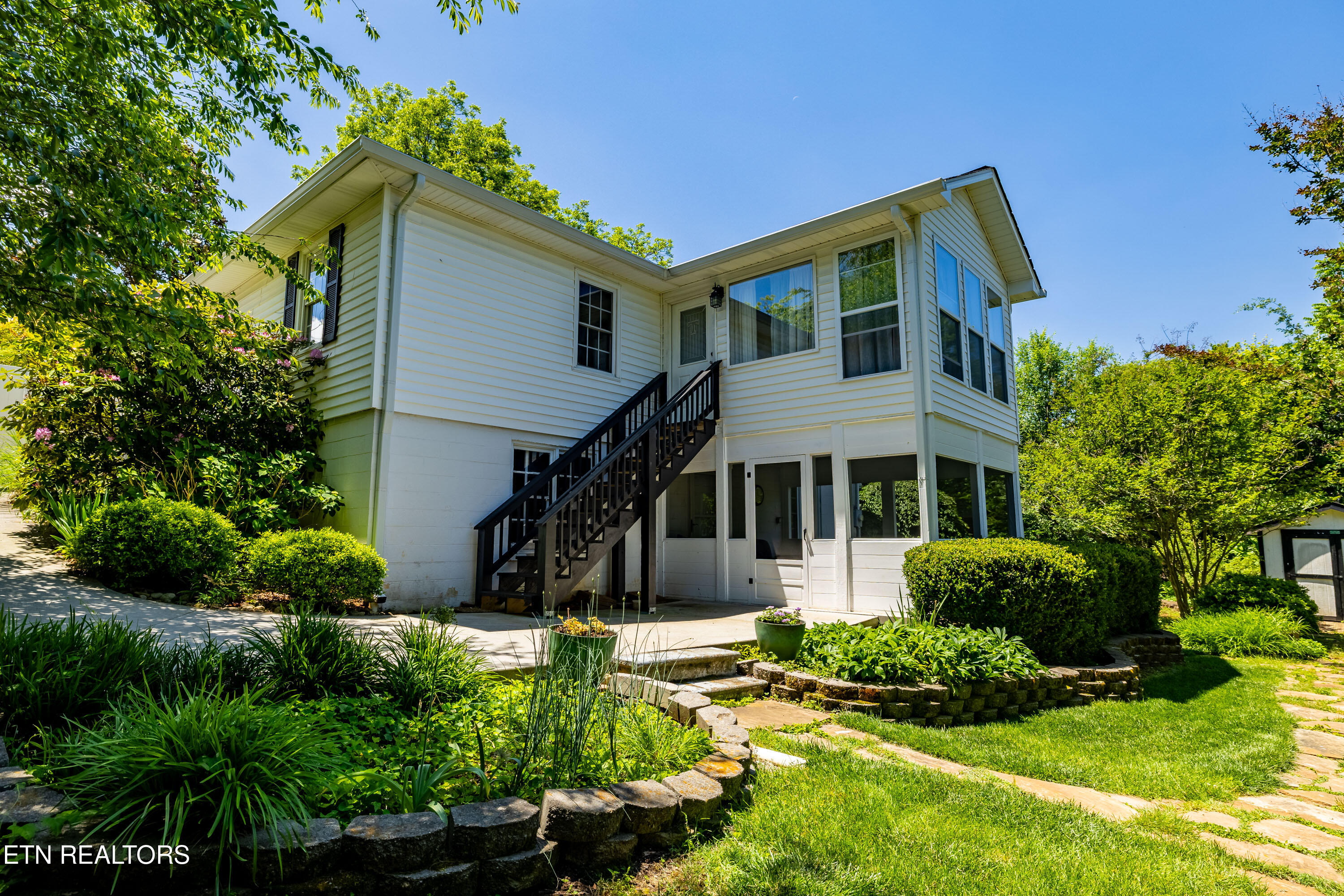 406 Chestnut Street Sweetwater, TN 37874 - Photo 3 of 46 406ChestnutSt-103