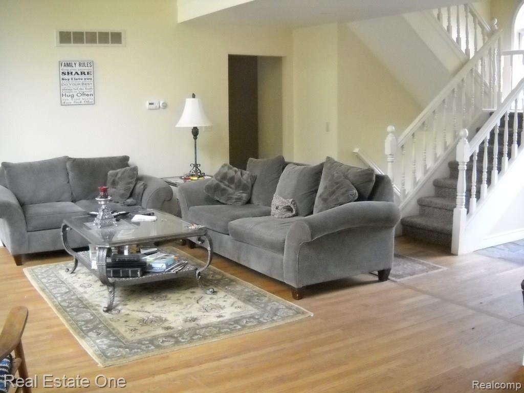8550 Crofoot Road Fowlerville, MI 48836 - Photo 9 of 14 living room.JPG