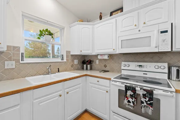 $870,000 | 2024 Summit Valley Road, Addy, WA 99101