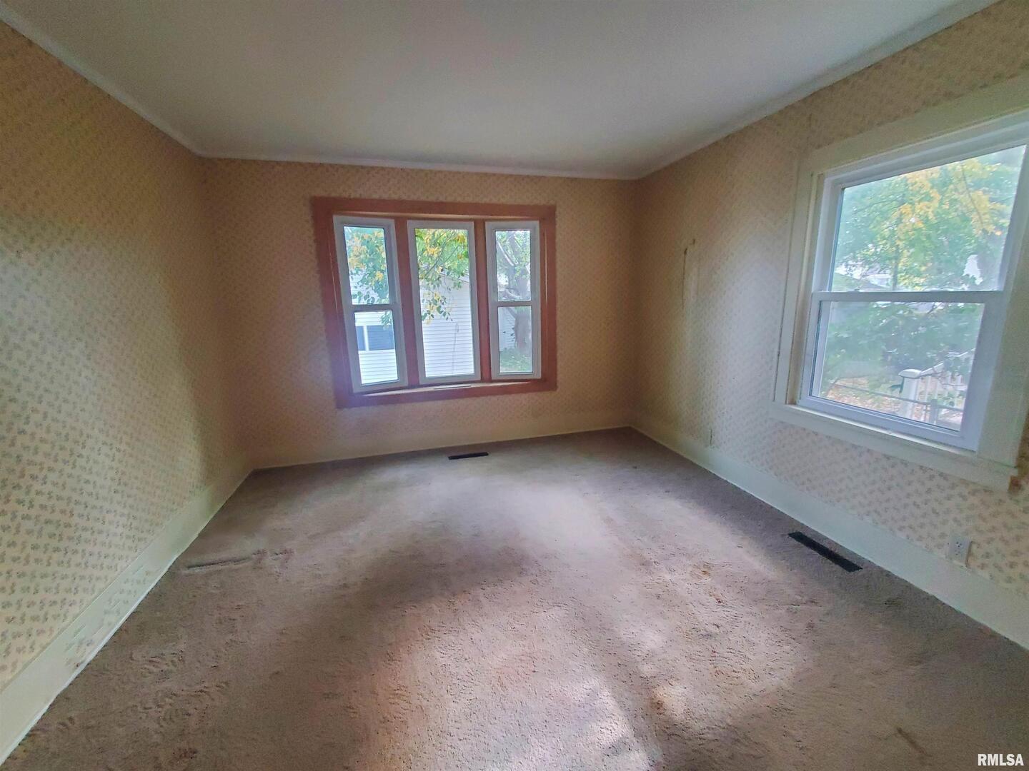 1182 25th Street Moline, IL 61265 - Photo 9 of 17 an empty room with windows