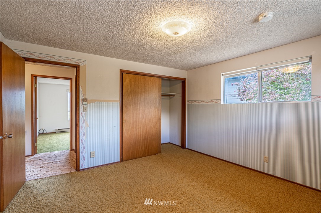 755 Wapato Way Manson, WA 98831 - Photo 19 of 40 an empty room with windows and closet