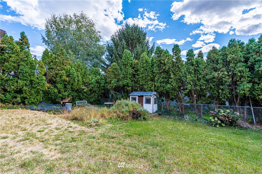 755 Wapato Way Manson, WA 98831 - Photo 37 of 40 a backyard of a house with lots of green space