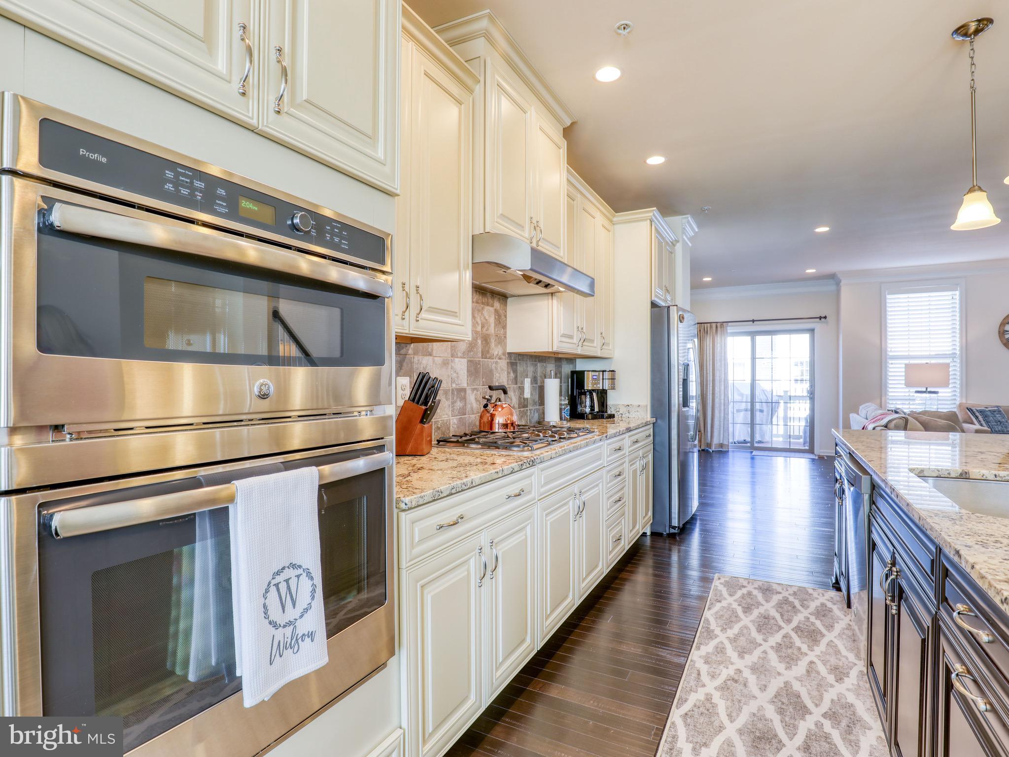 22613 Naugatuck Square Ashburn, VA 20148 - Photo 5 of 32 Kitchen