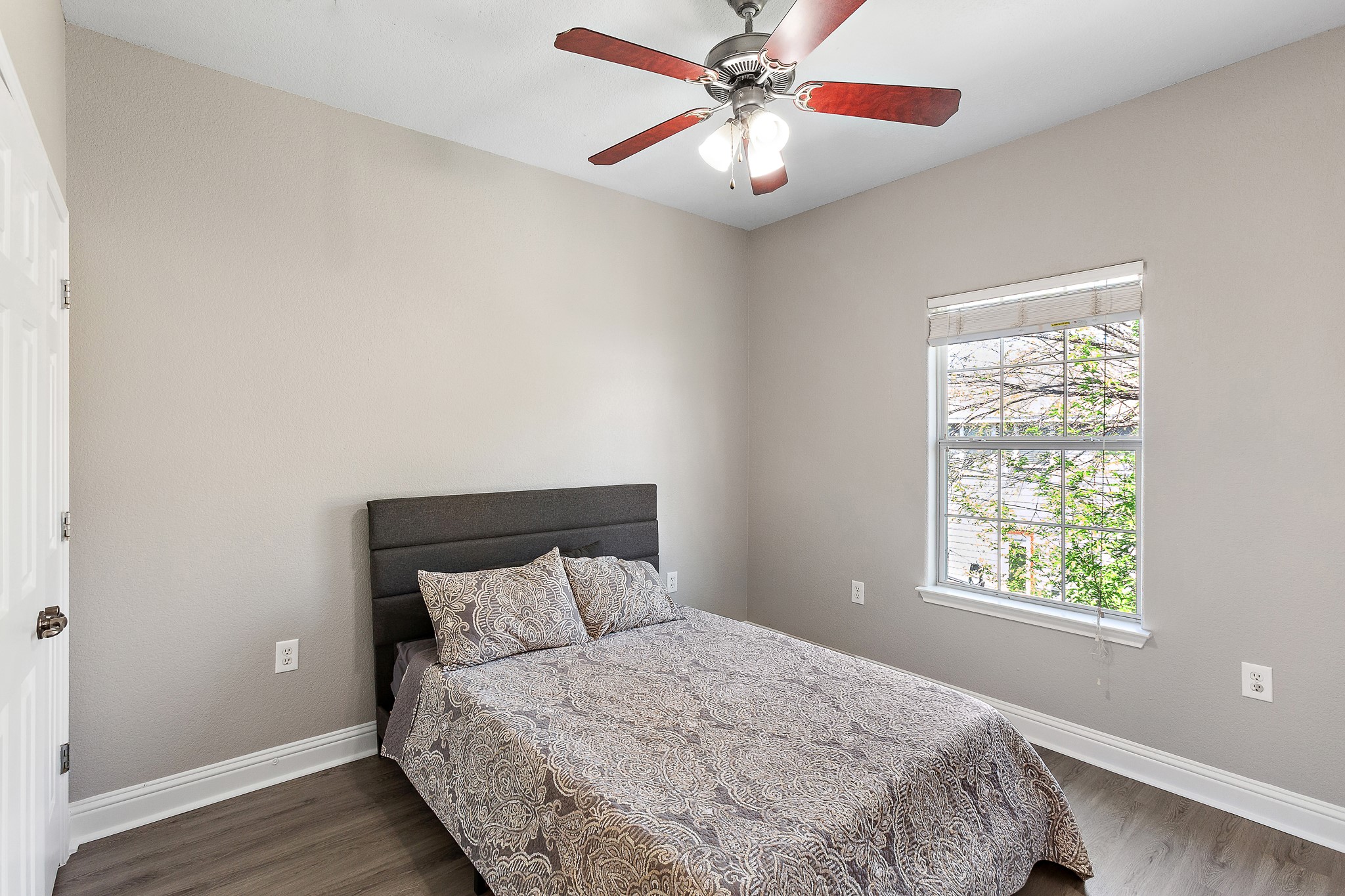 914 Bret Lane Austin, TX 78721 - Photo 25 of 34 a bedroom with a bed and a window