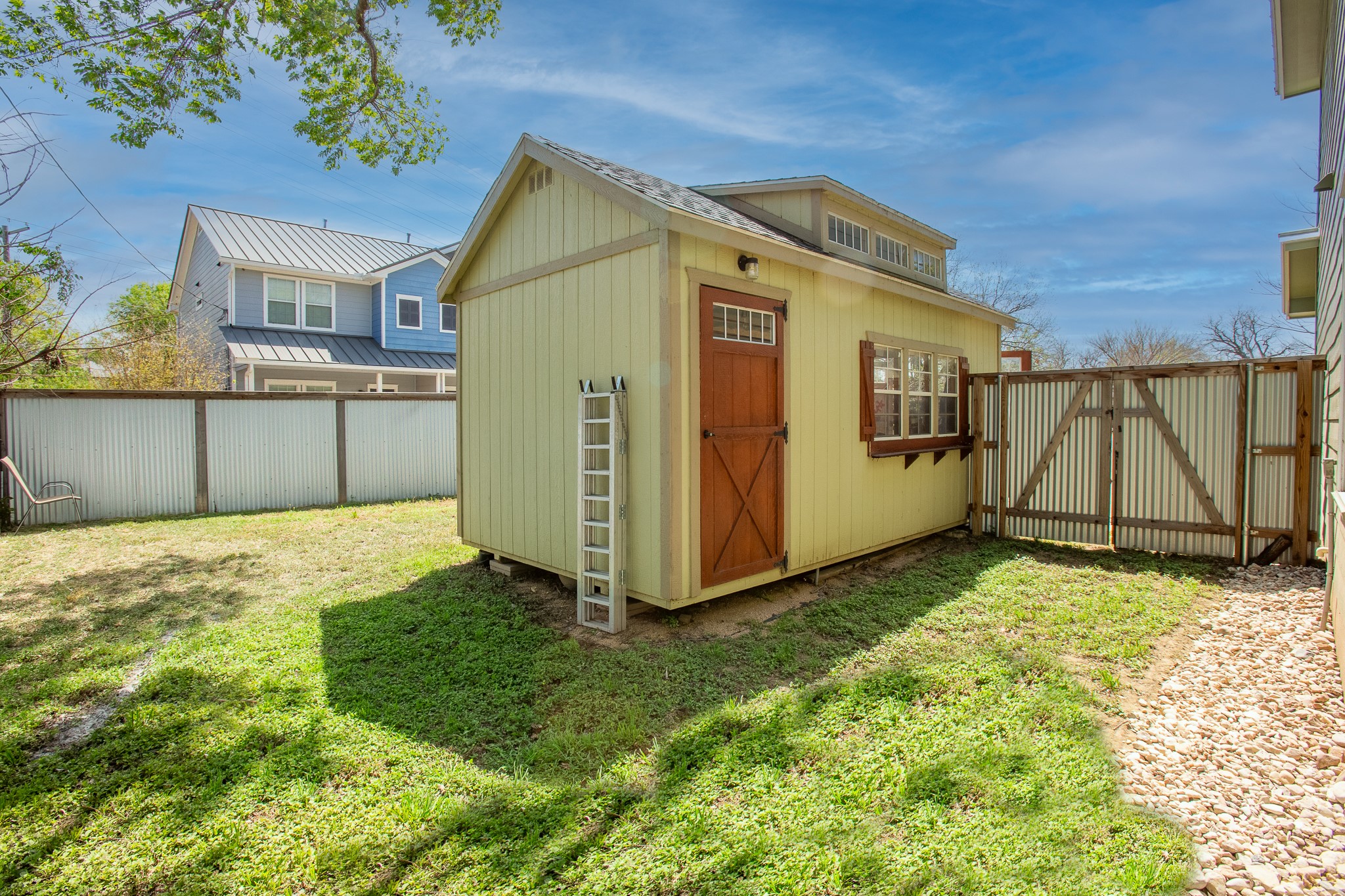 914 Bret Lane Austin, TX 78721 - Photo 27 of 33 a backyard of a house