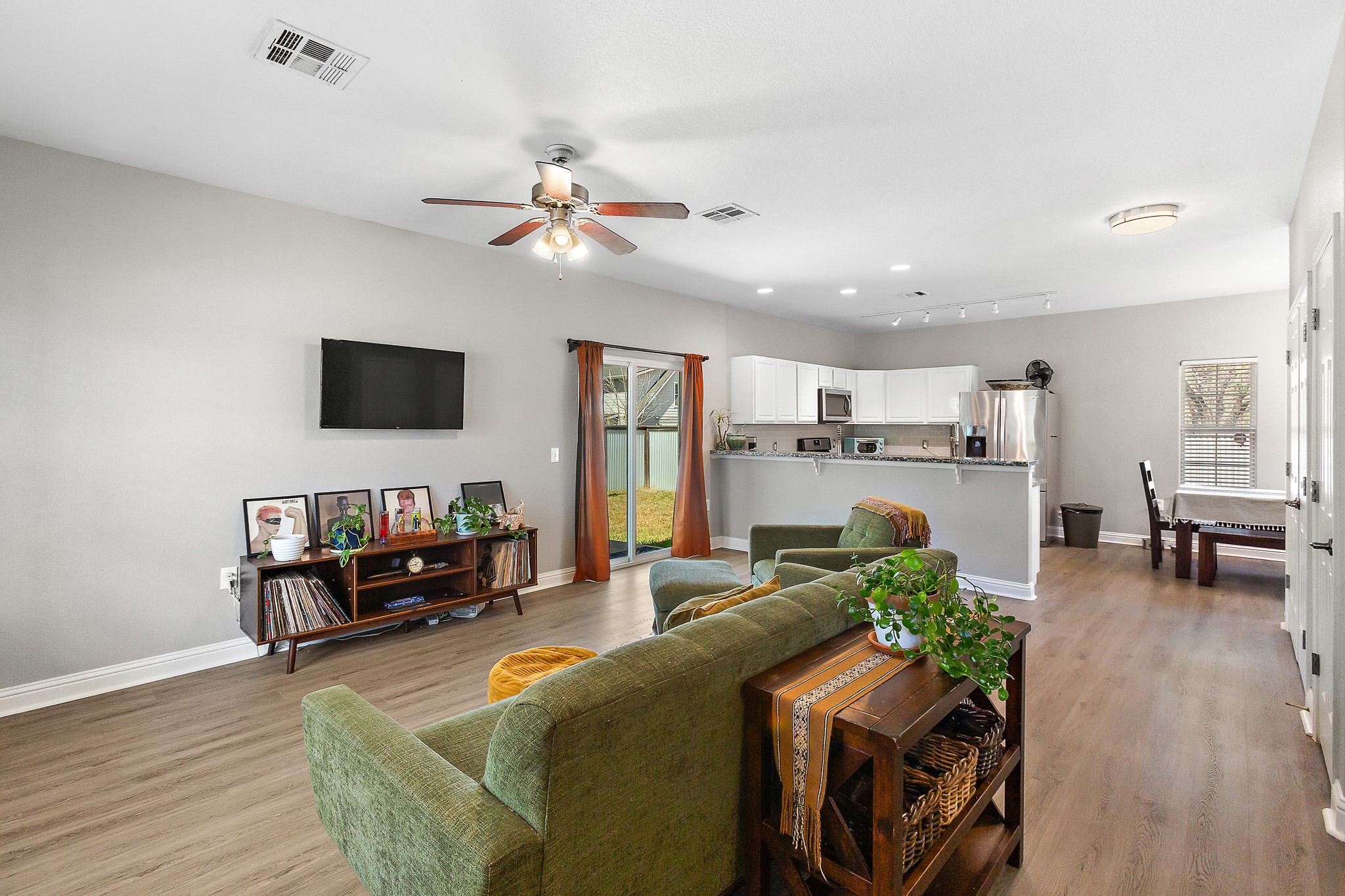 914 Bret Lane Austin, TX 78721 - Photo 5 of 33 a living room with furniture and a flat screen tv