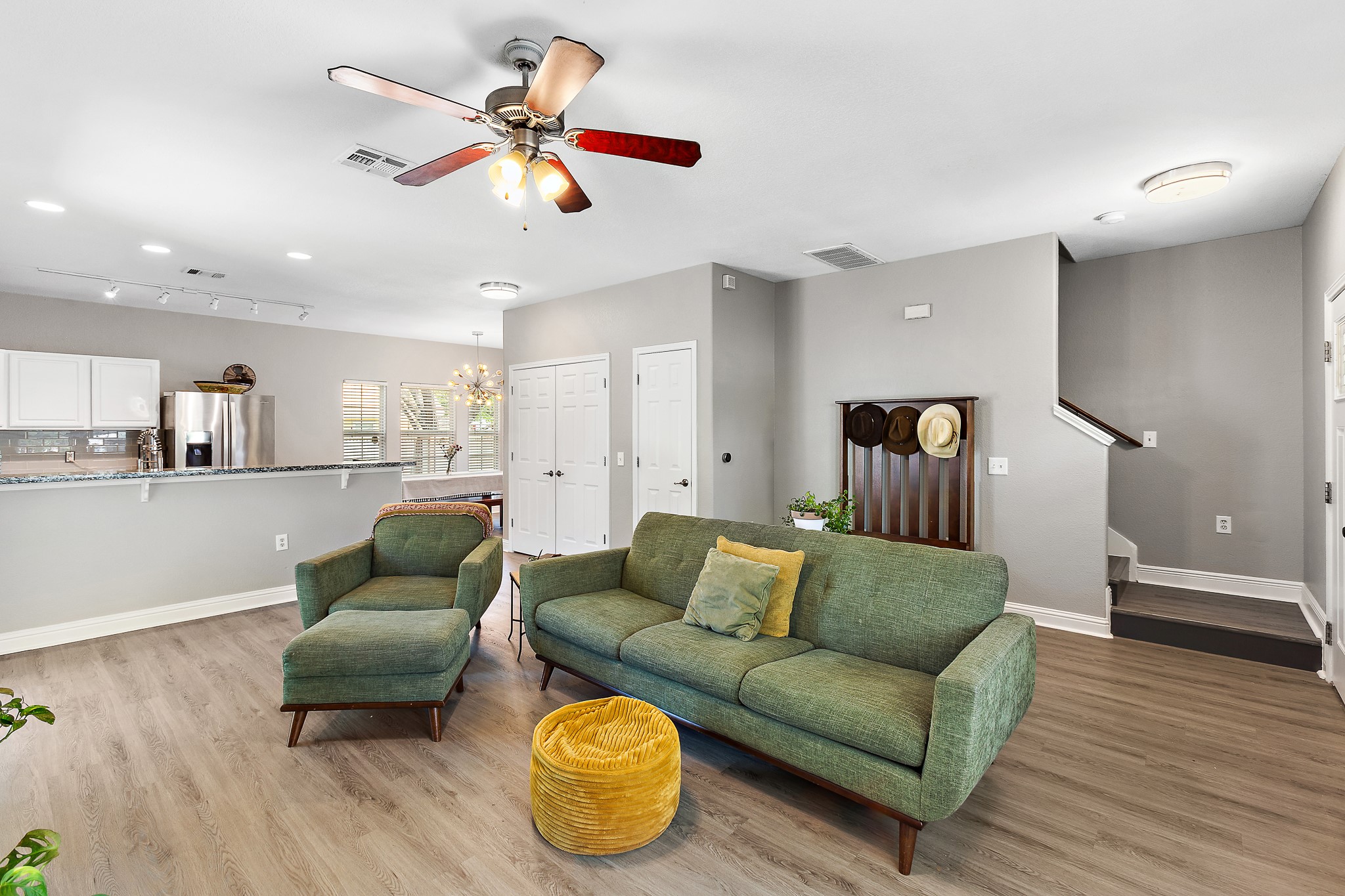 914 Bret Lane Austin, TX 78721 - Photo 6 of 33 a living room with furniture and kitchen view