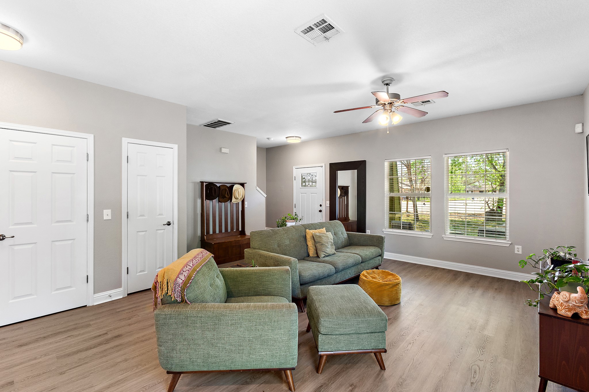914 Bret Lane Austin, TX 78721 - Photo 7 of 33 a living room with furniture and wooden floor