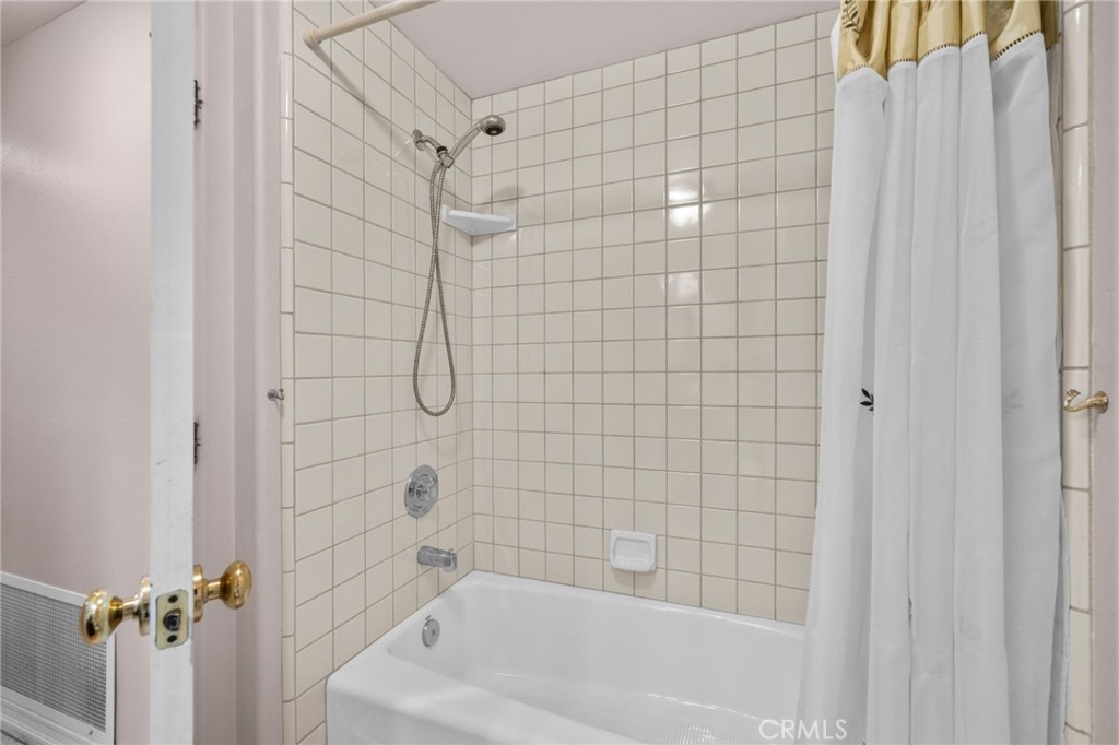 334 Lakeside Avenue Redlands, CA 92373 - Photo 21 of 63 a bathroom with a bathtub