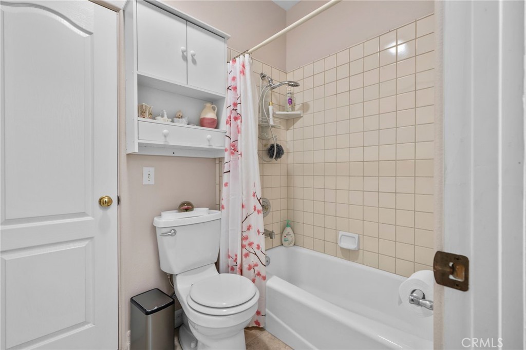 334 Lakeside Avenue Redlands, CA 92373 - Photo 36 of 63 a bathroom with a toilet and a bathtub