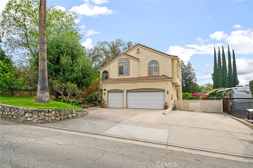 334 Lakeside Avenue Redlands, CA 92373 - Photo 4 of 63 a view of a house with a outdoor space