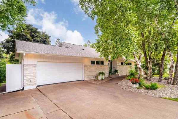 $695,000 | 630 Valley Drive, Duluth, MN 55804