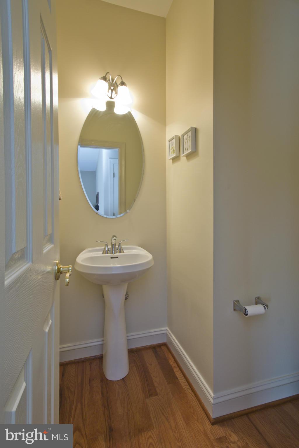 415 River Road Arnold, MD 21012 - Photo 13 of 30 Main level Half-bath