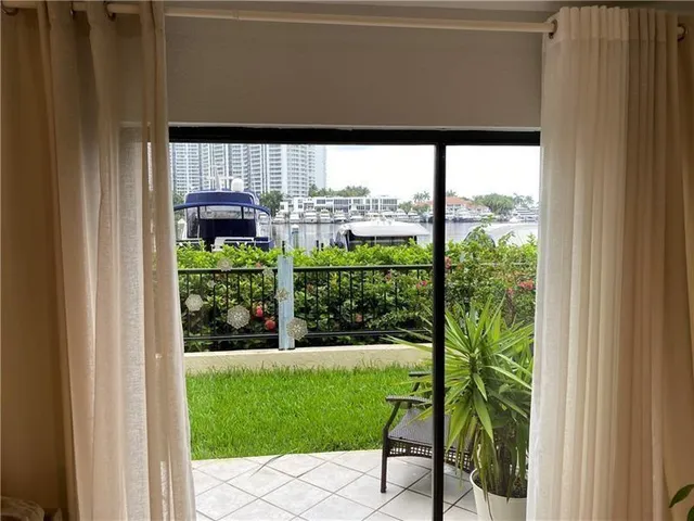 $4,300 | 21135 Helmsman Drive, Unit O12, Miami, FL 33180