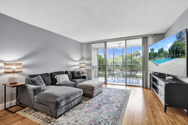 $214,900 | 4200 Oaks Terrace, Unit 203, Pompano Beach, FL 33069