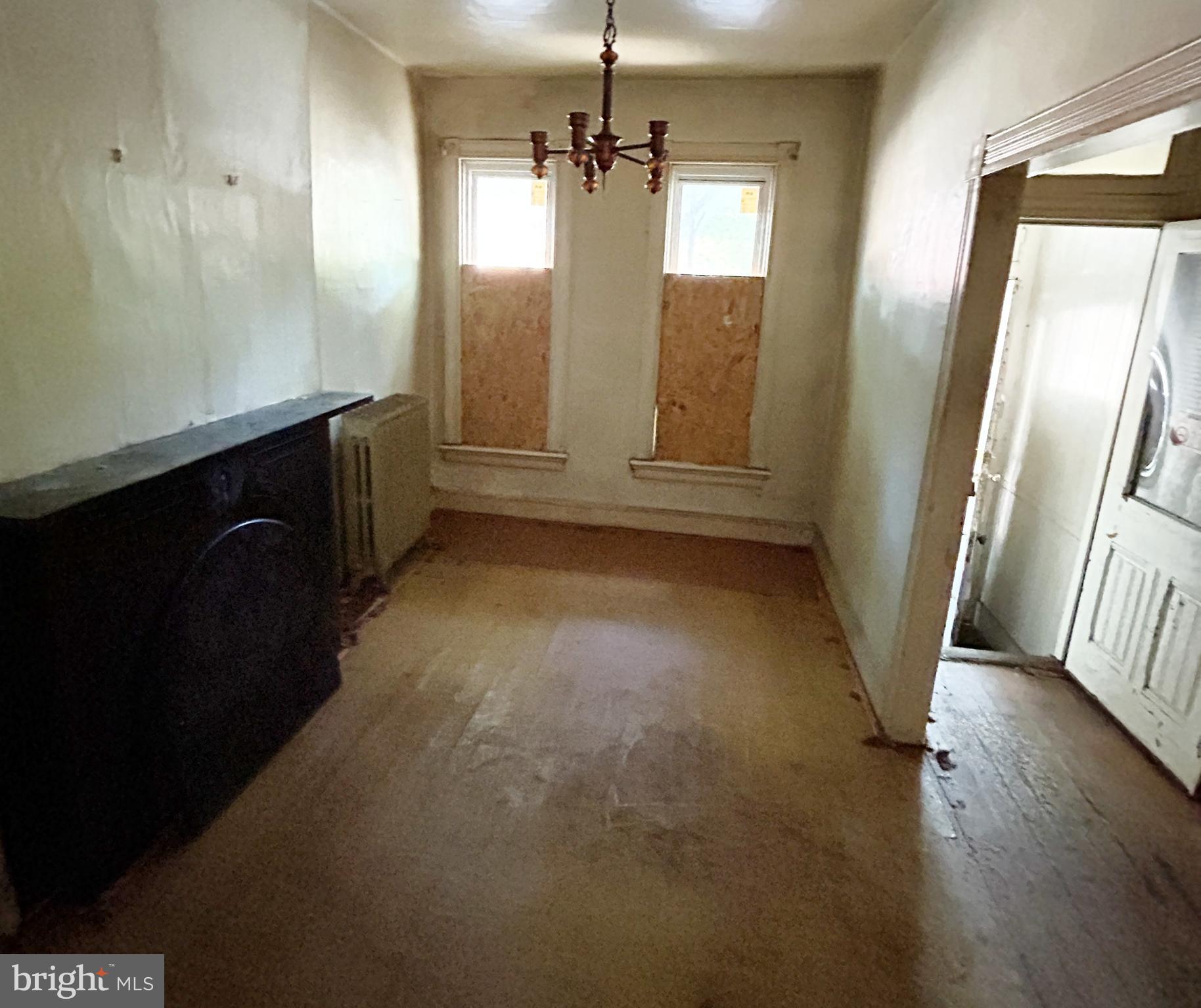 2123 West Lexington Street Baltimore, MD 21223 - Photo 5 of 16 Living room
