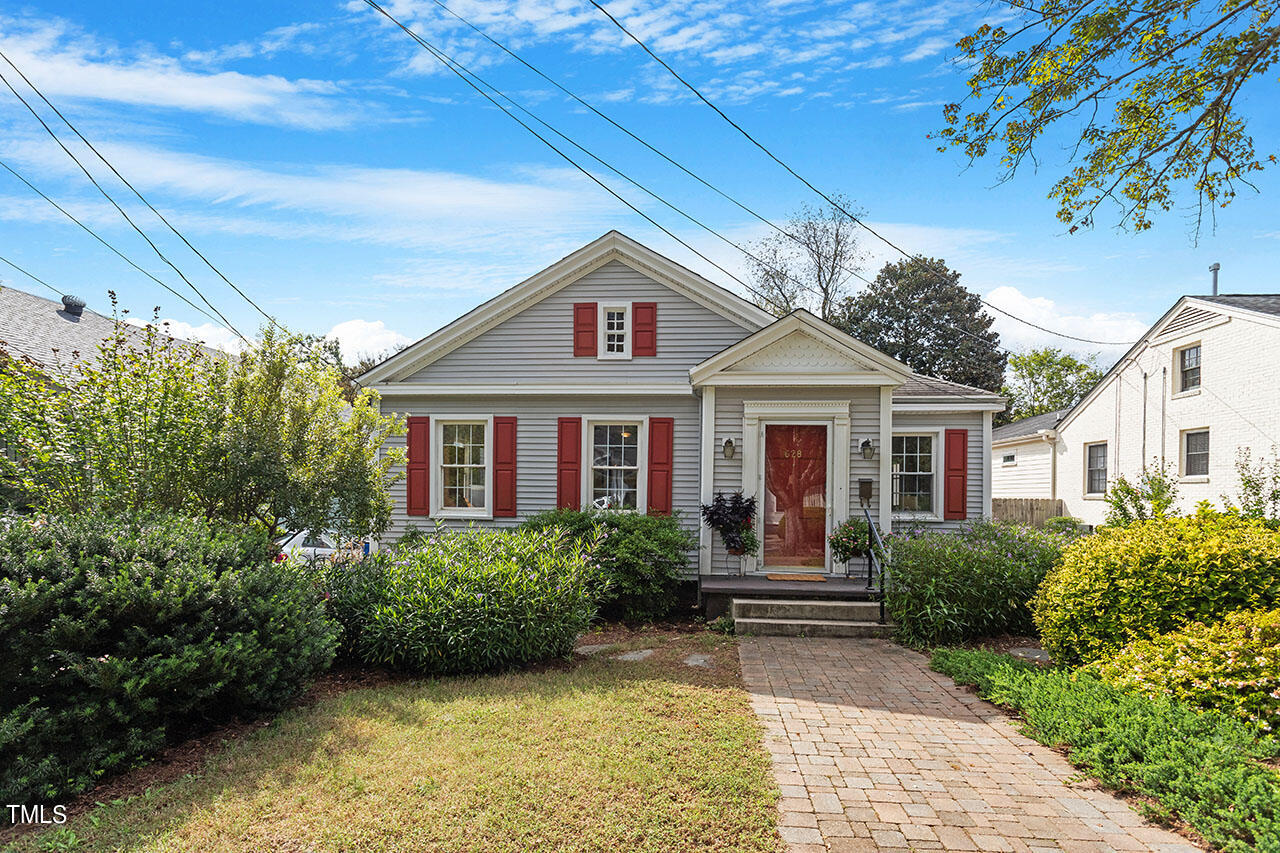 628 East Franklin Street Raleigh, NC 27604 - Photo 2 of 37 a front view of a house with a yard