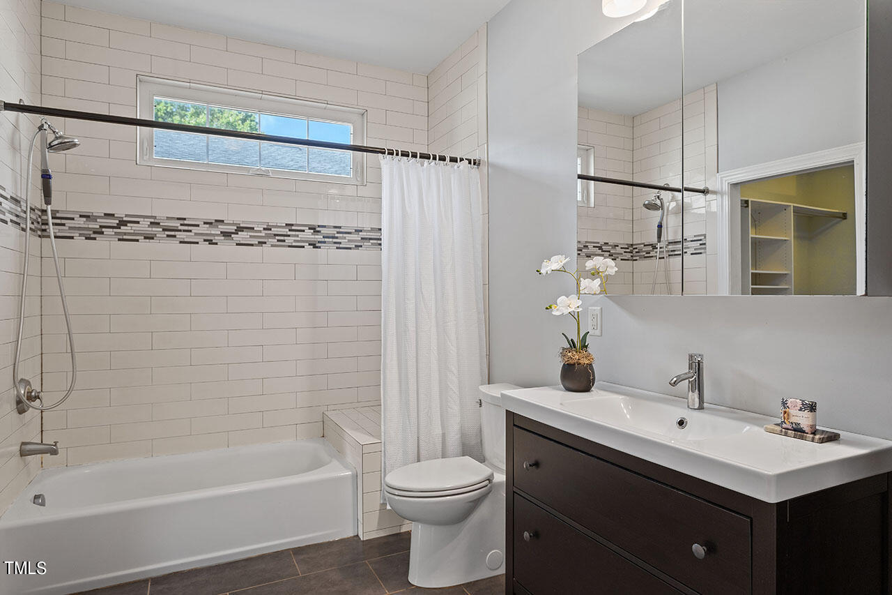 628 East Franklin Street Raleigh, NC 27604 - Photo 25 of 37 a bathroom with a sink a toilet and shower