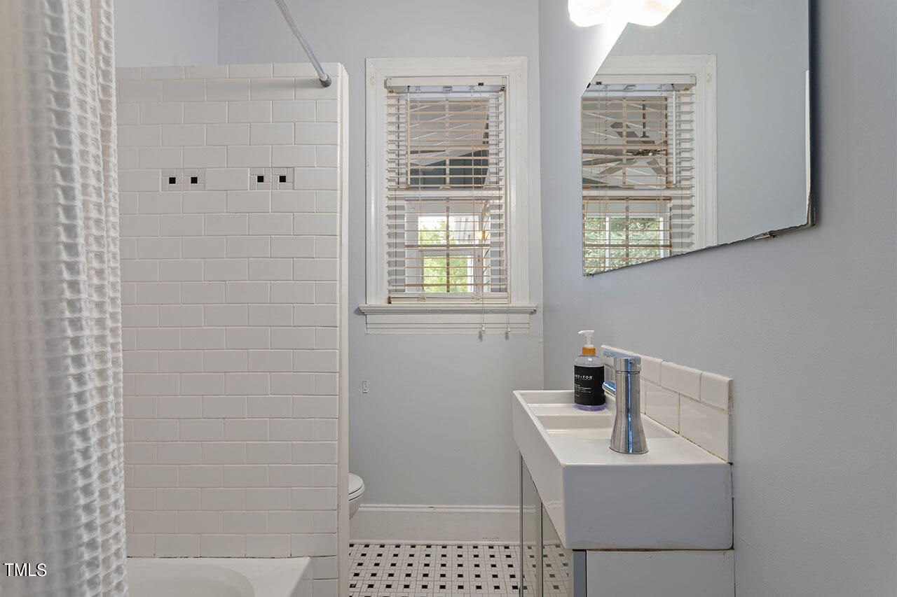 628 East Franklin Street Raleigh, NC 27604 - Photo 30 of 37 a bathroom with a sink a toilet and shower