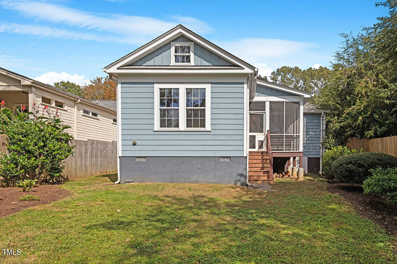 628 East Franklin Street Raleigh, NC 27604 - Photo 35 of 37 a front view of a house with garden