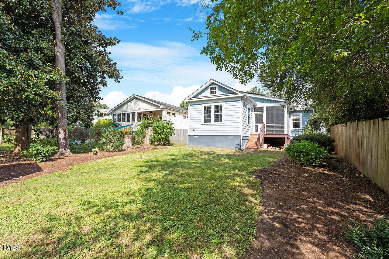 628 East Franklin Street Raleigh, NC 27604 - Photo 36 of 37 a front view of a house with a garden