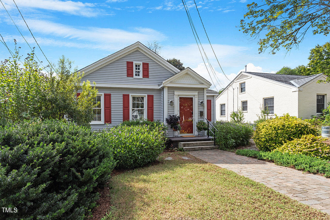 628 East Franklin Street Raleigh, NC 27604 - Photo 5 of 37 a front view of a house with porch
