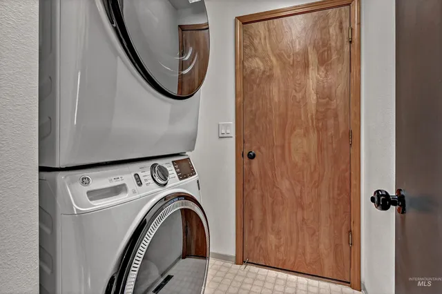 $438,000 | 6895 North Amesbury Way, Boise, ID 83714