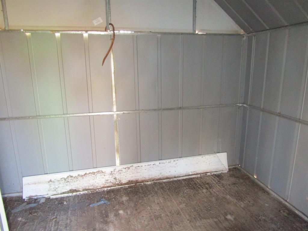 1206 South Main Street Quanah, TX 79252 - Photo 7 of 22 View of garage