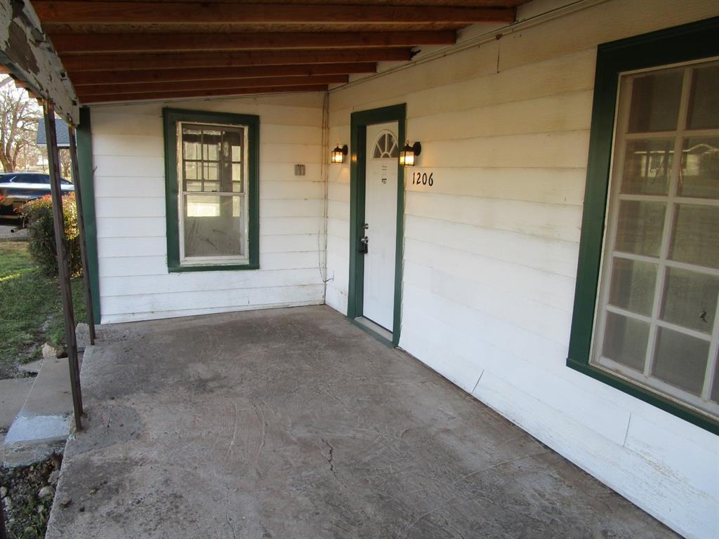 1206 South Main Street Quanah, TX 79252 - Photo 9 of 22 Doorway to property with covered porch
