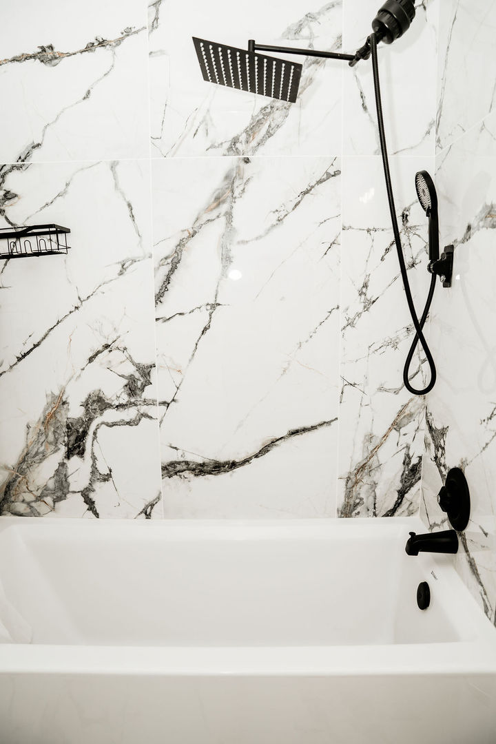 3389 Ravinia Circle Aurora, IL 60504 - Photo 31 of 39 a bathroom with a bathtub and a shower