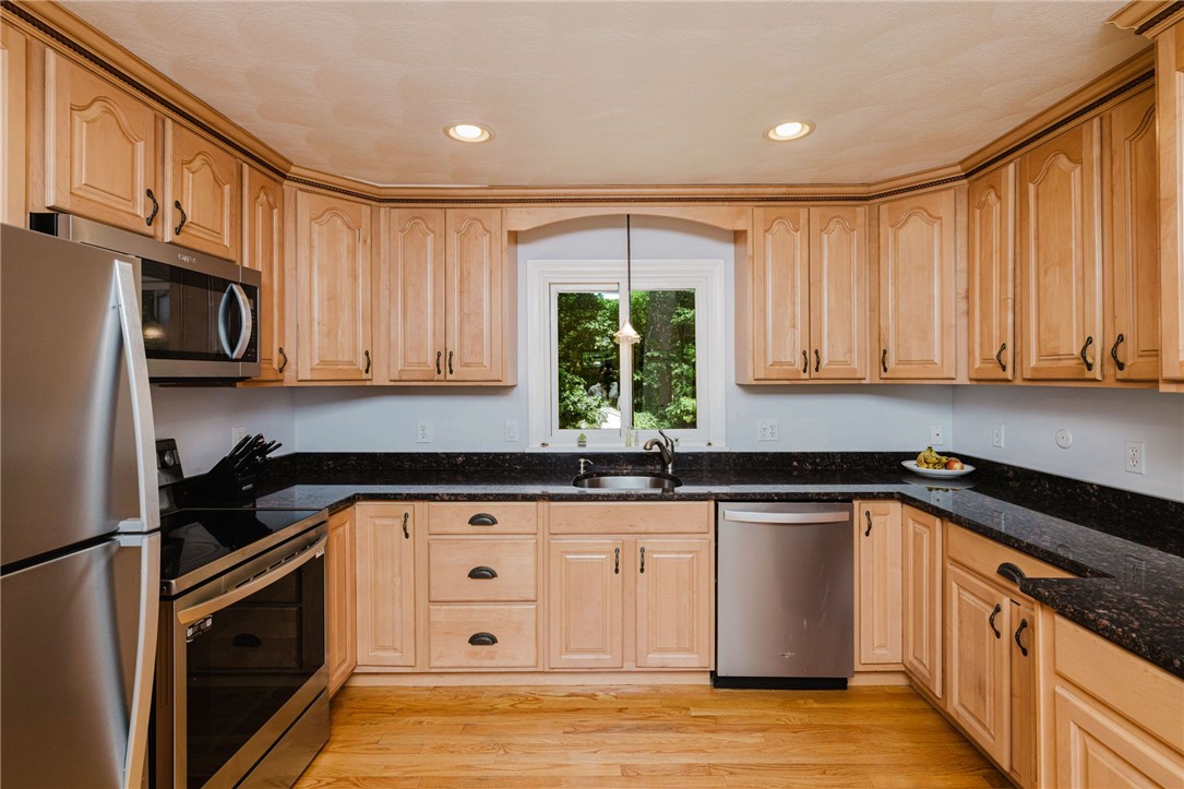 22 Oakview Terrace Glocester, RI 02857 - Photo 6 of 36