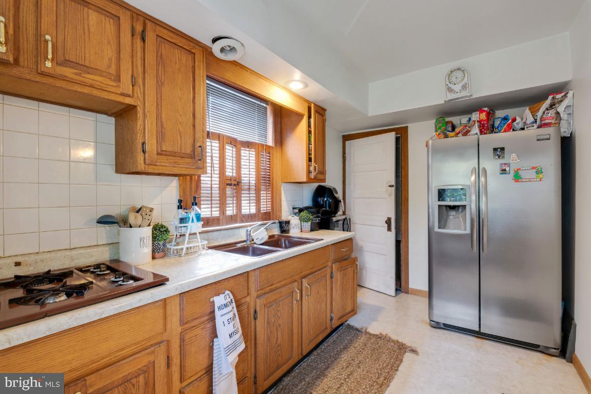 7046 Dunbar Road Baltimore, MD 21222 - Photo 10 of 37 Kitchen w/ Gas Cooking