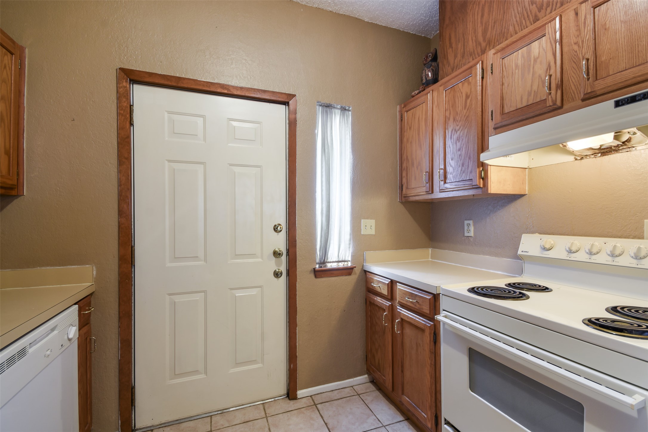 3004 Speedway, Unit 2 Austin, TX 78705 - Photo 11 of 20 a kitchen with a stove and a refrigerator