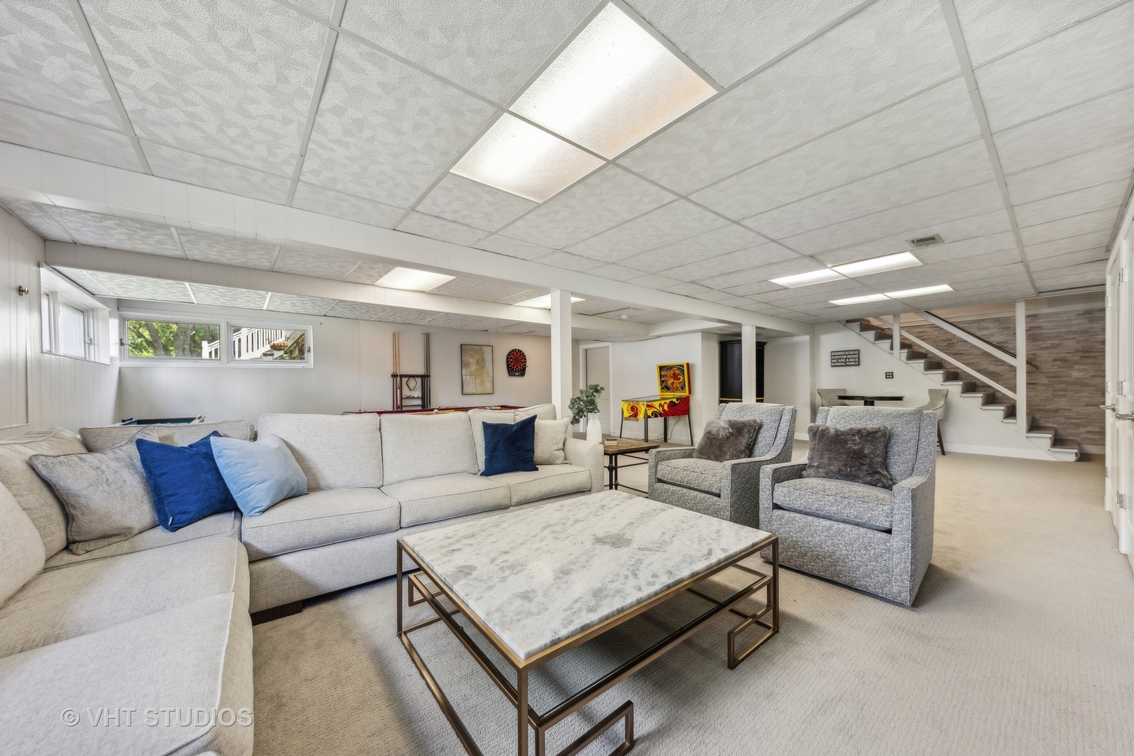 8460 Dolfor Cove Burr Ridge, IL 60527 - Photo 22 of 32 a living room with furniture